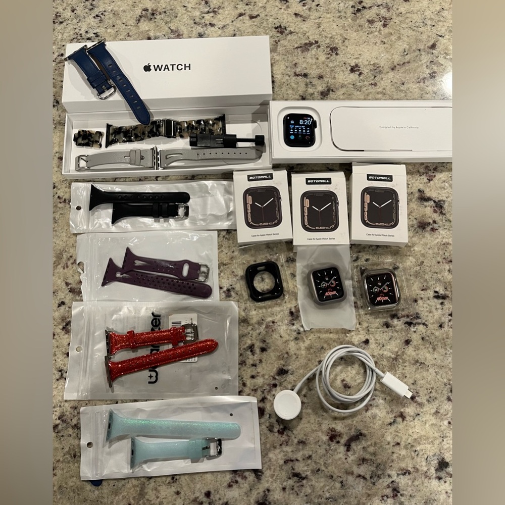Apple Watch SE (2nd Gen) [GPS 40mm] Smartwatch with Midnight Aluminum Case